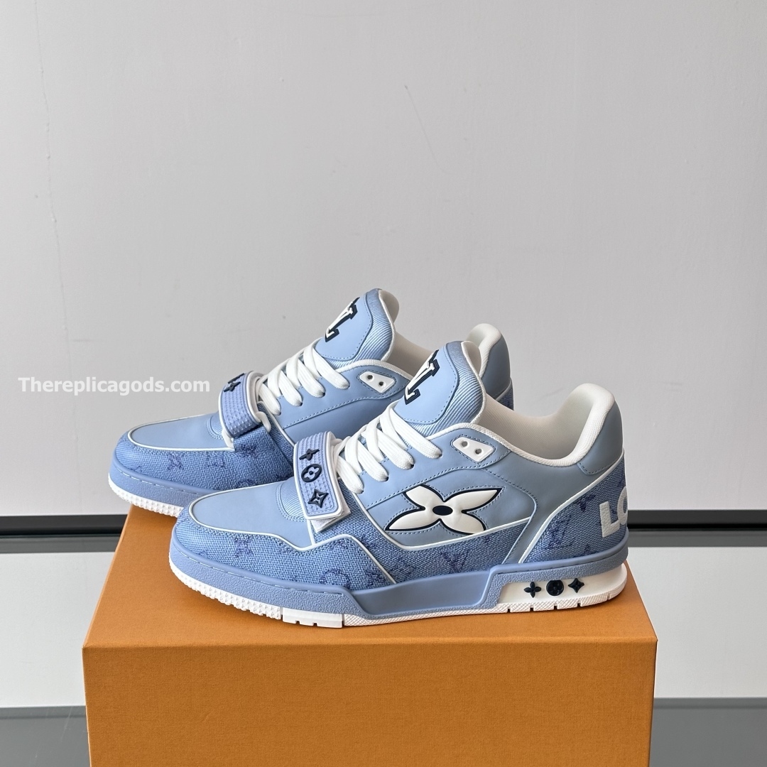TRAINER SNEAKERS IN LIGHT BLUE - LV956