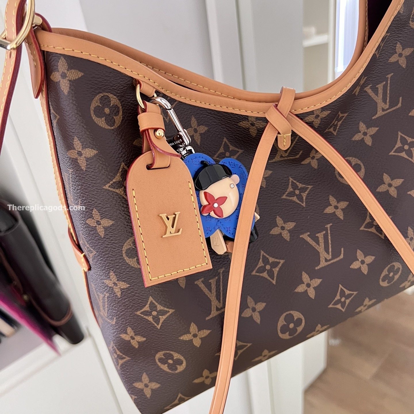 VIVIENNE IN PARIS BAG CHARM AND KEY HOLDER M01937