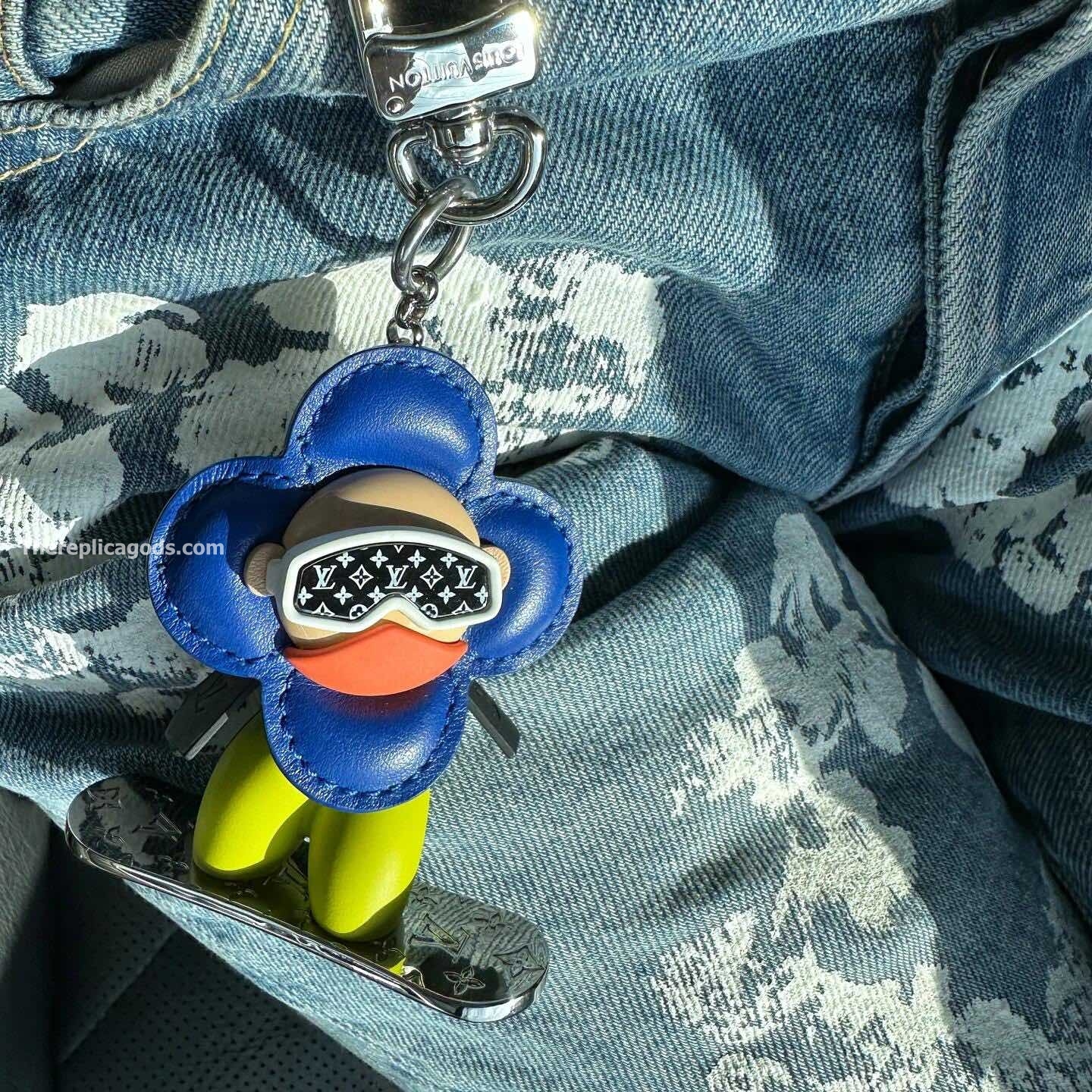 VIVIENNE SNOWBOARD BAG CHARM AND KEY HOLDER