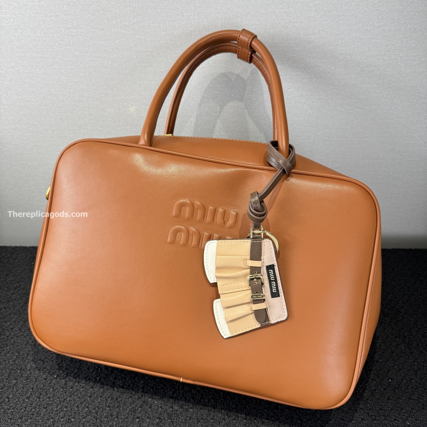 LEATHER KEYCHAIN TRICK IN BEIGE