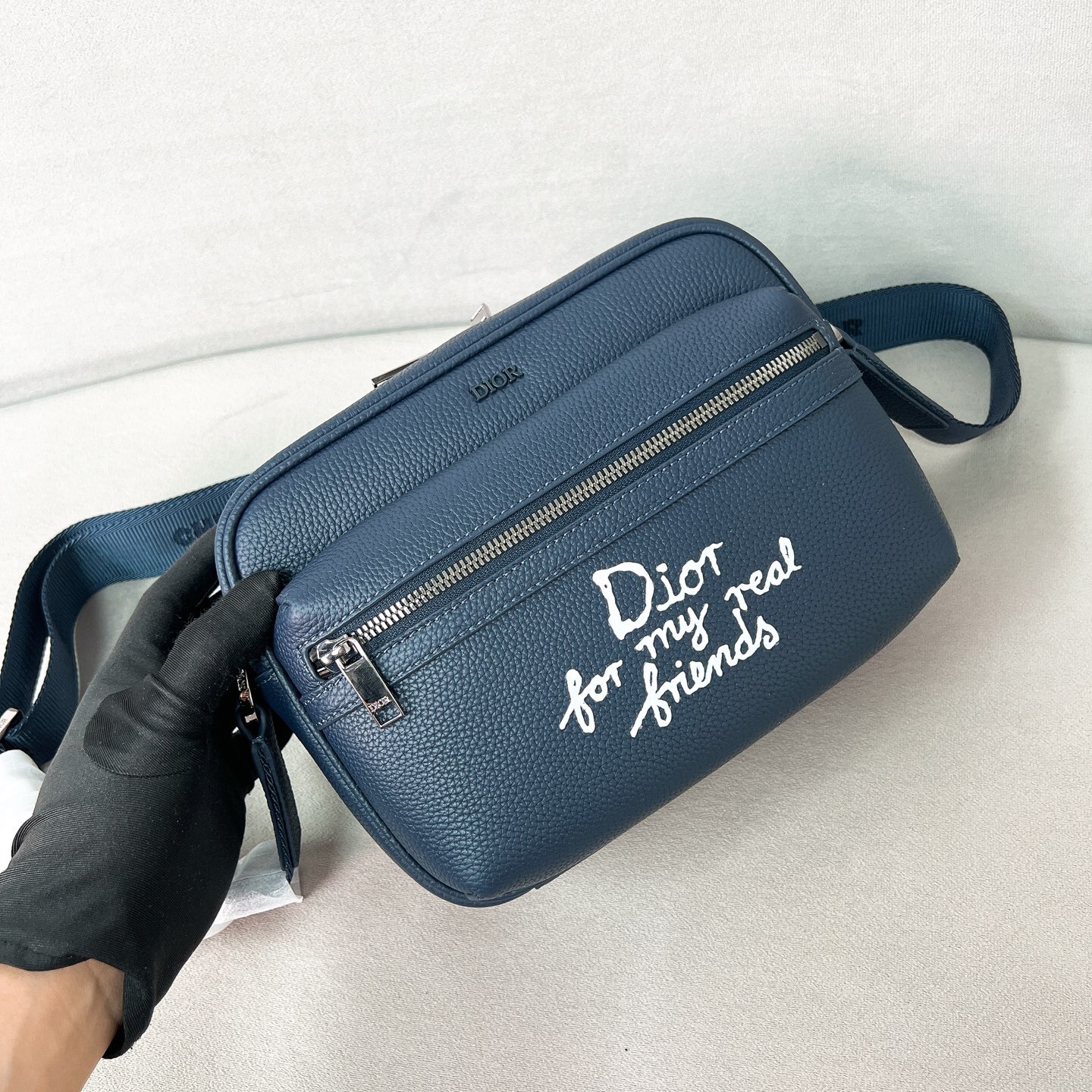AND HYLTON NEL RIDER 2.0 ZIPPED MESSENGER BAG NAVY BLUE GRAINED CALFSKIN WITH WHITE PRINT