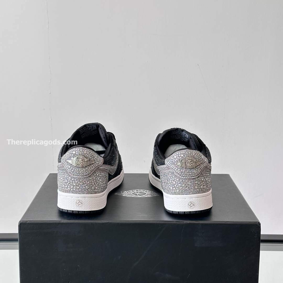 SWAROVSKI X AIR JORDAN 1 LOW OG CRYSTAL