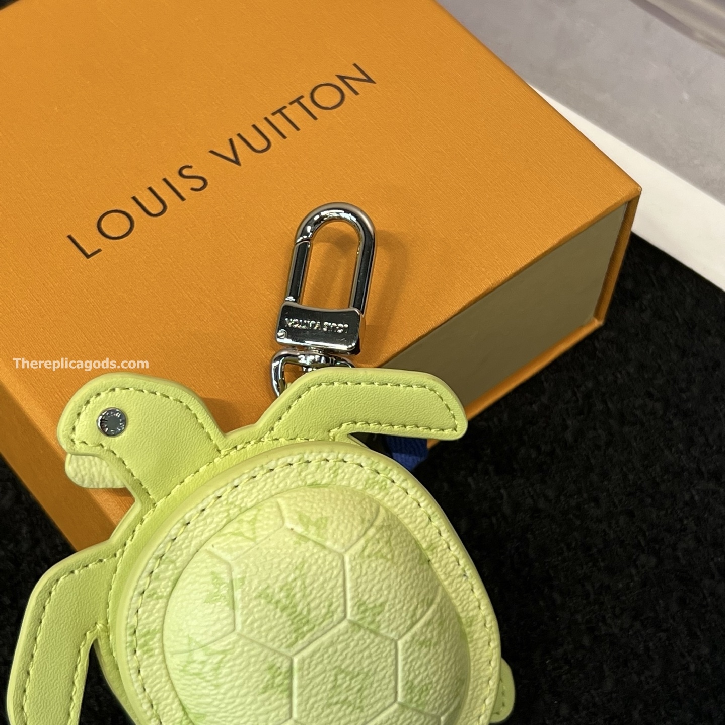 TURTLE POUCH BAG CHARM IN LIME M02526