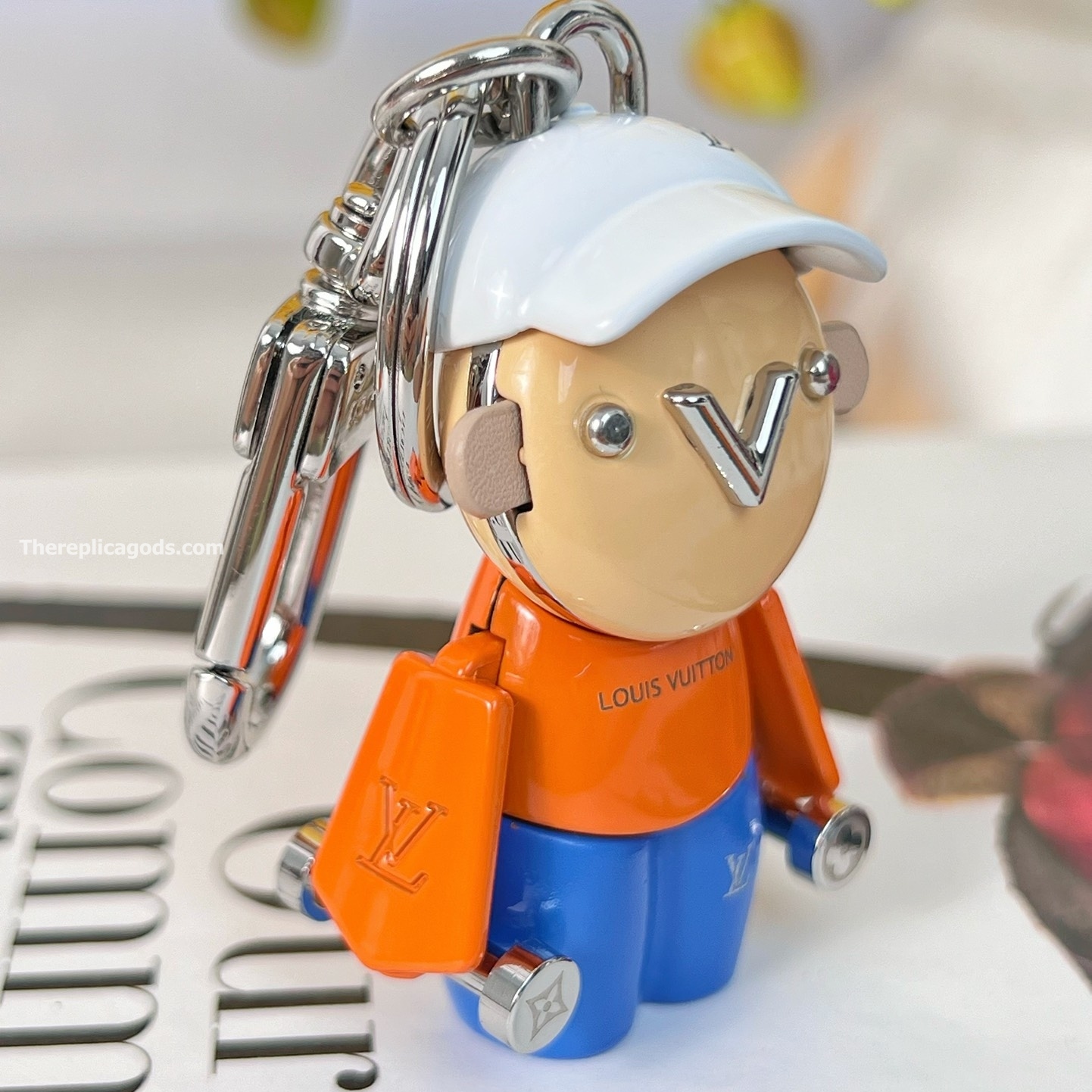 VIVIENNE GYM BAG CHARM AND KEY HOLDER M01197