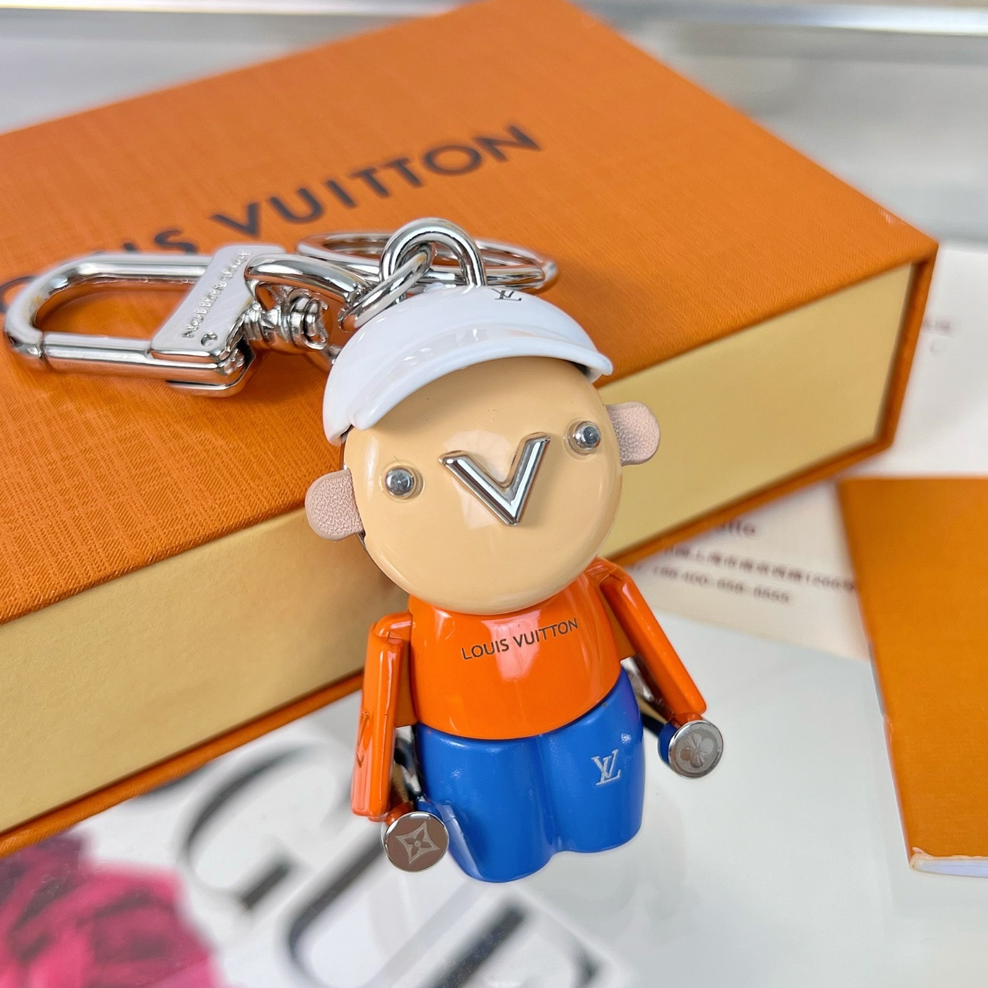VIVIENNE GYM BAG CHARM AND KEY HOLDER M01197