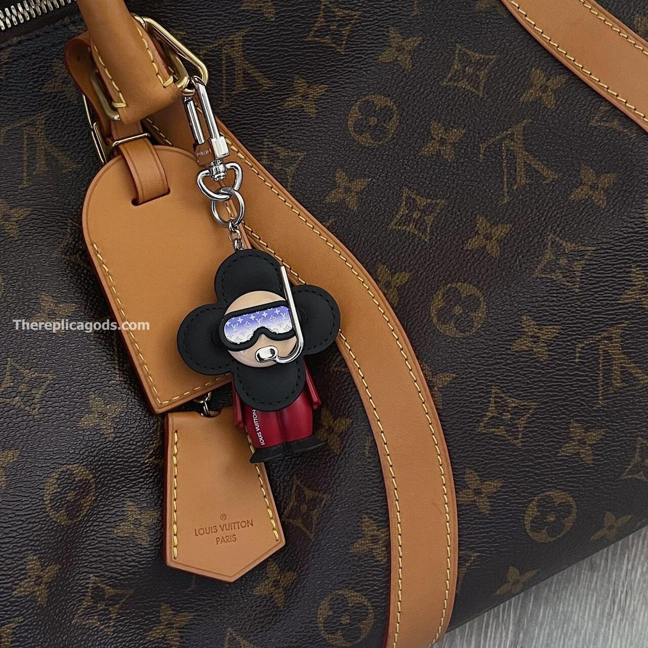 VIVIENNE DIVER BAG CHARM AND KEY HOLDER M00748