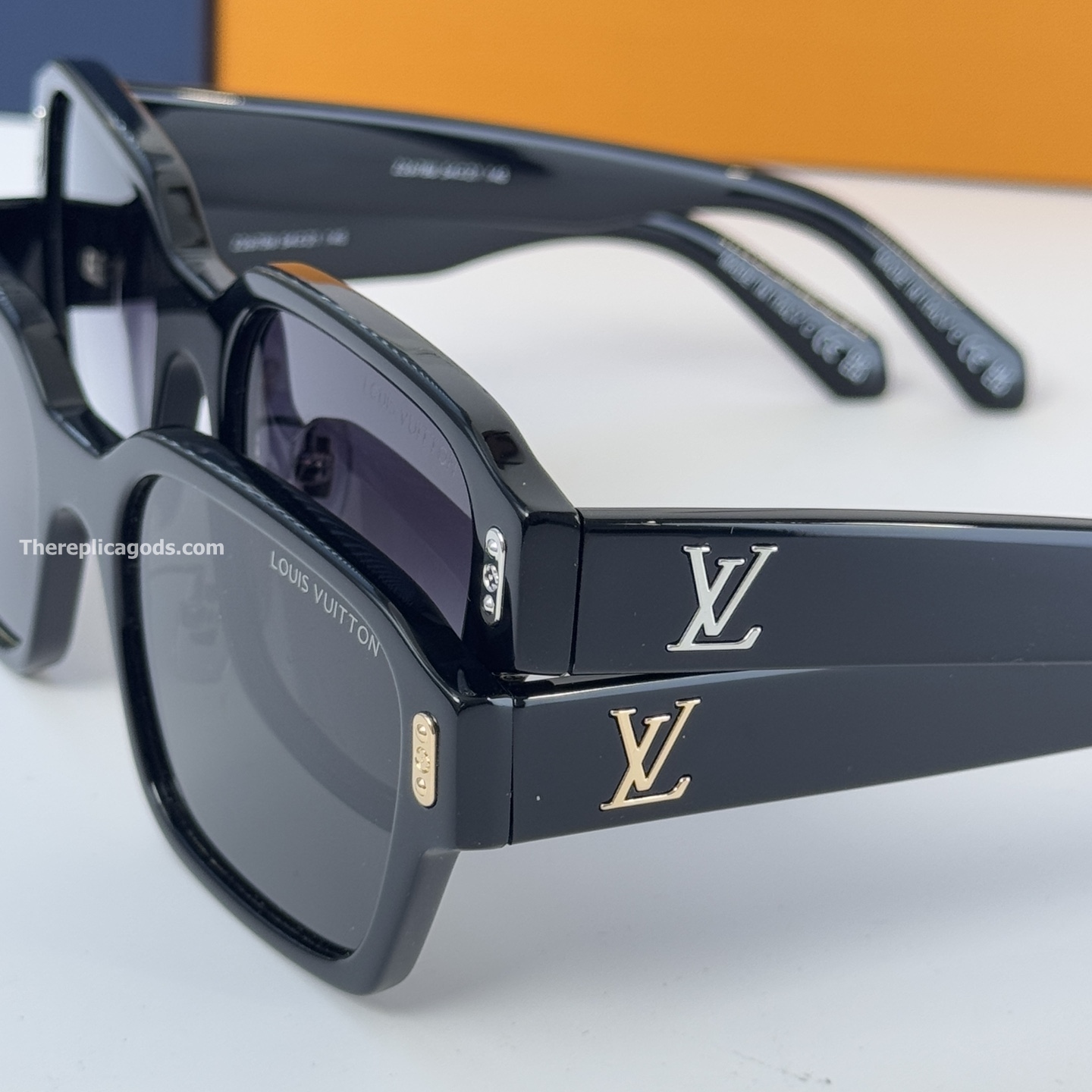 CONFIDENCE SQUARE SUNGLASSES IN BLACK Z2675U - SG188