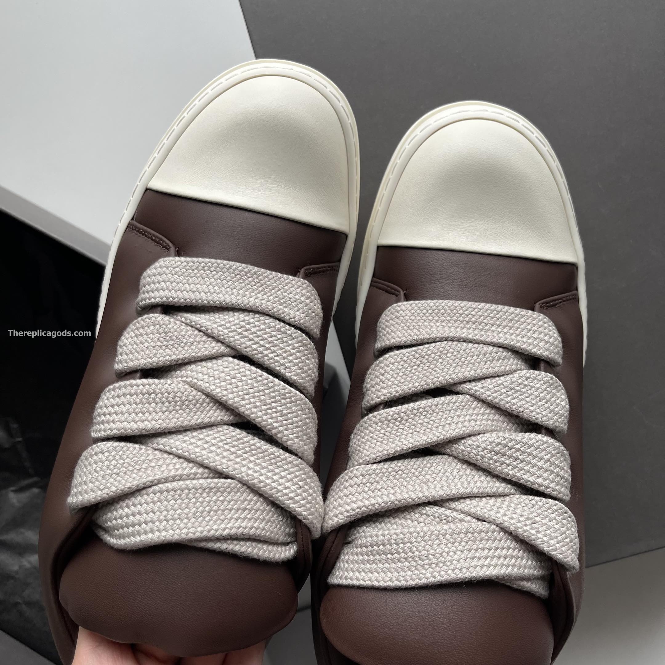 JUMBO LACE PADDED LOW SNEAKERS IN BROWN - RO36