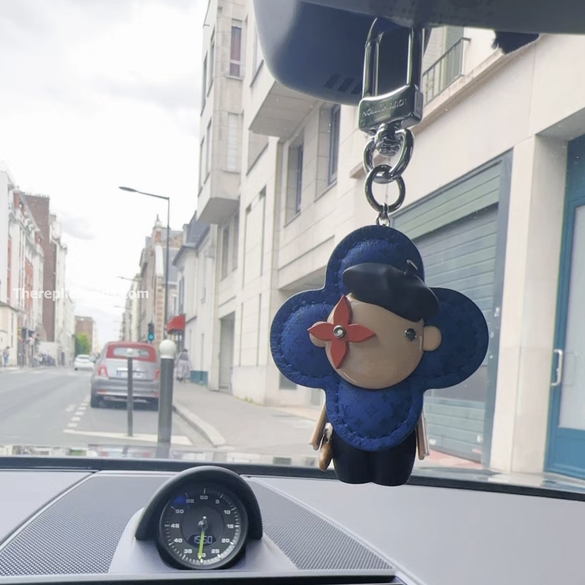 VIVIENNE IN PARIS BAG CHARM AND KEY HOLDER M01937