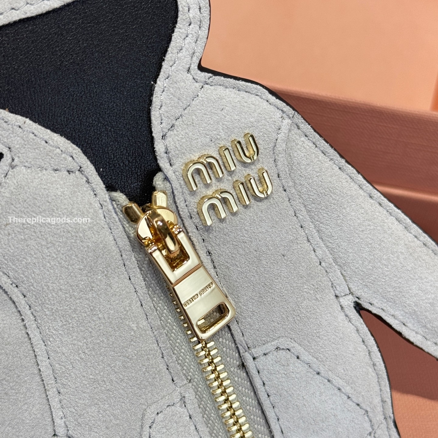 LEATHER SHIRT KEYCHAIN IN GREY