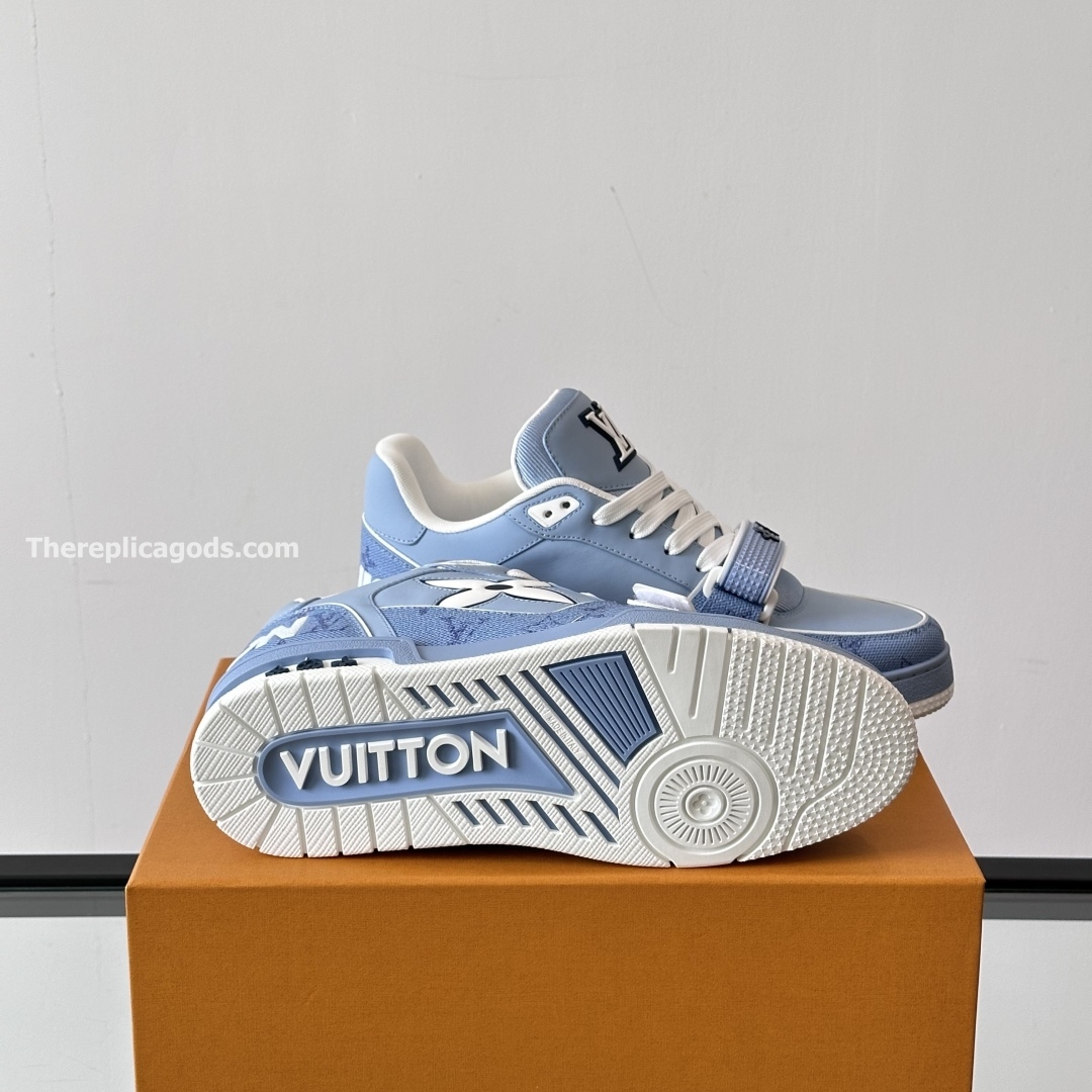 TRAINER SNEAKERS IN LIGHT BLUE - LV956