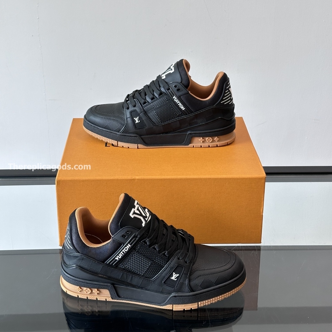 TRAINER SNEAKERS IN BLACK - LV938