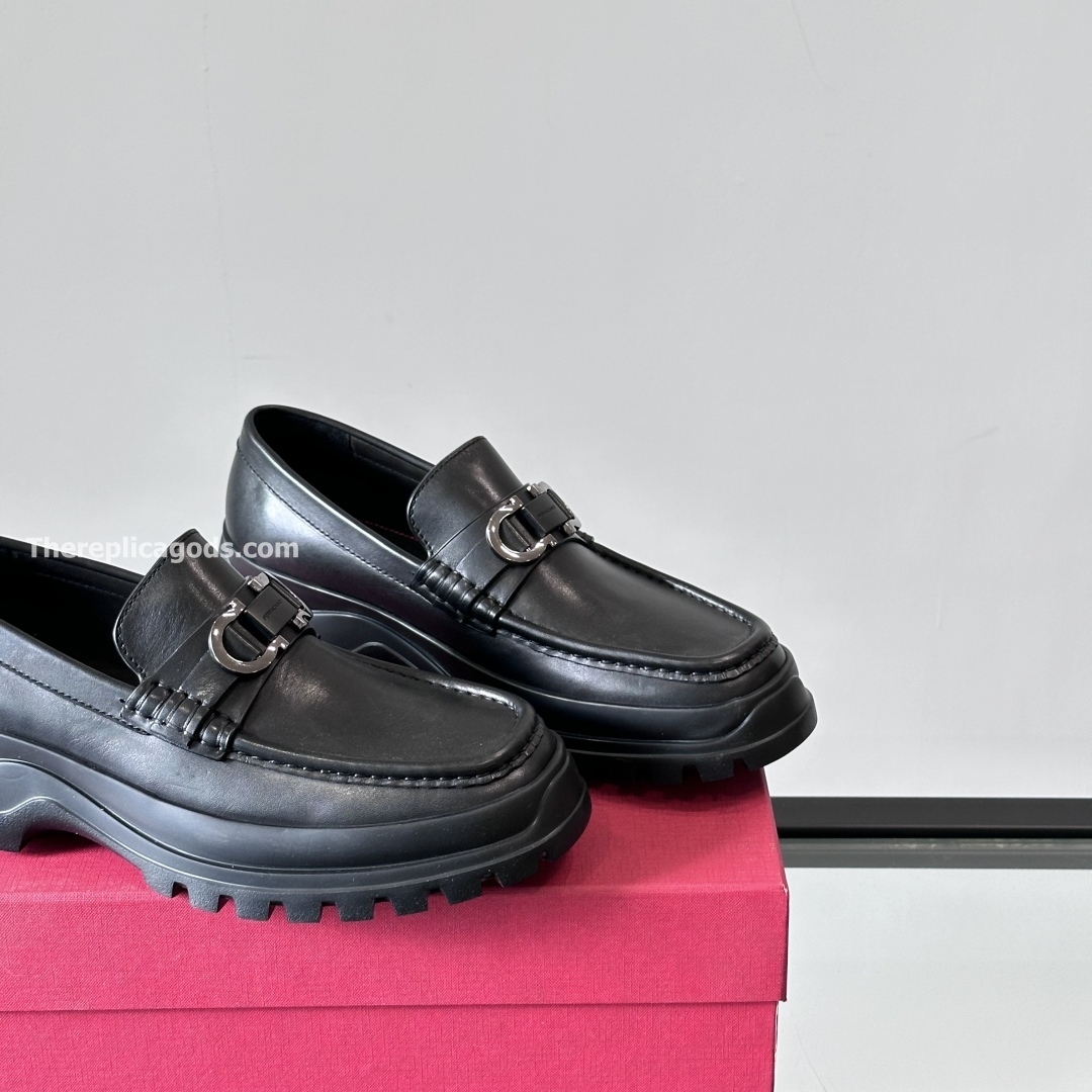LEATHER LOAFERS IN BLACK - SF78