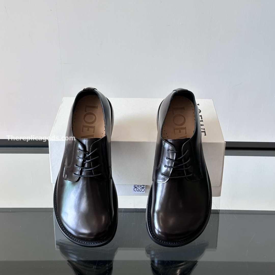 LEATHER LACE-UP SHOES IN BLACK