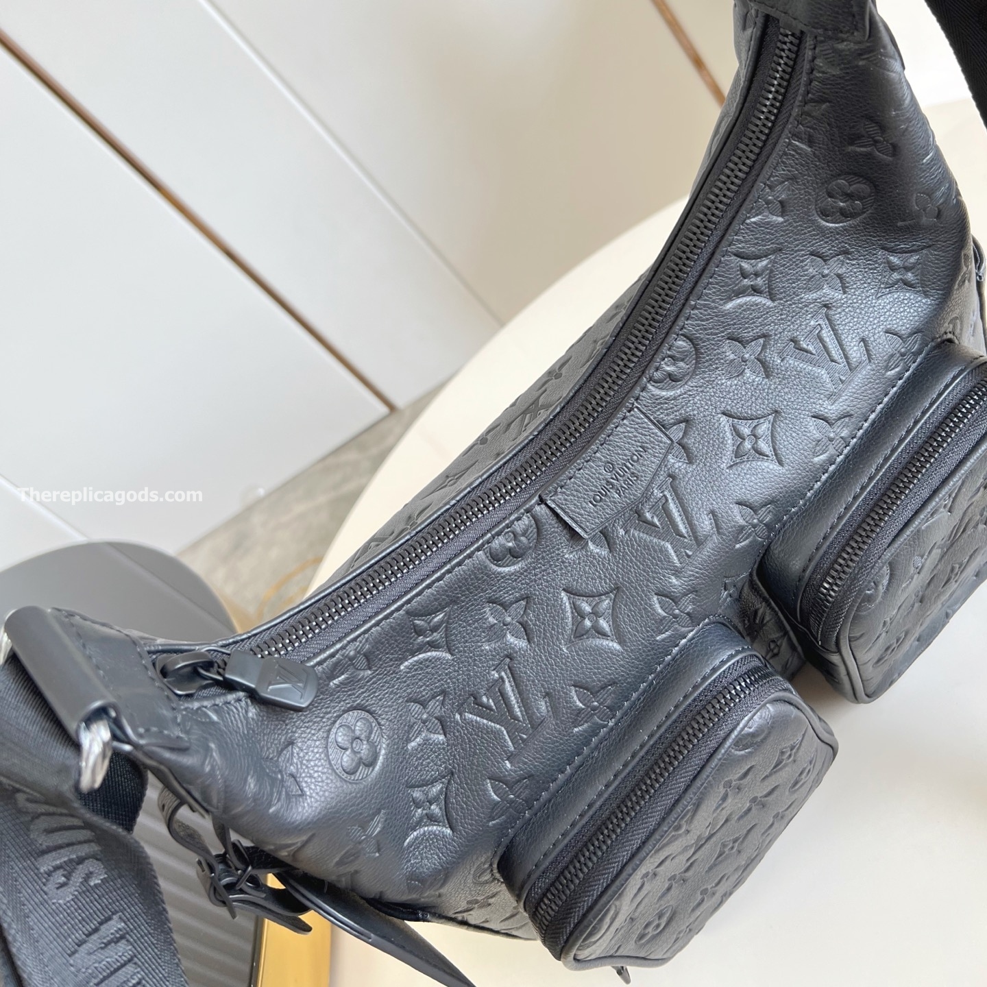 HOBO CARGO BAG BLACK MONOGRAM SHADOW M14778