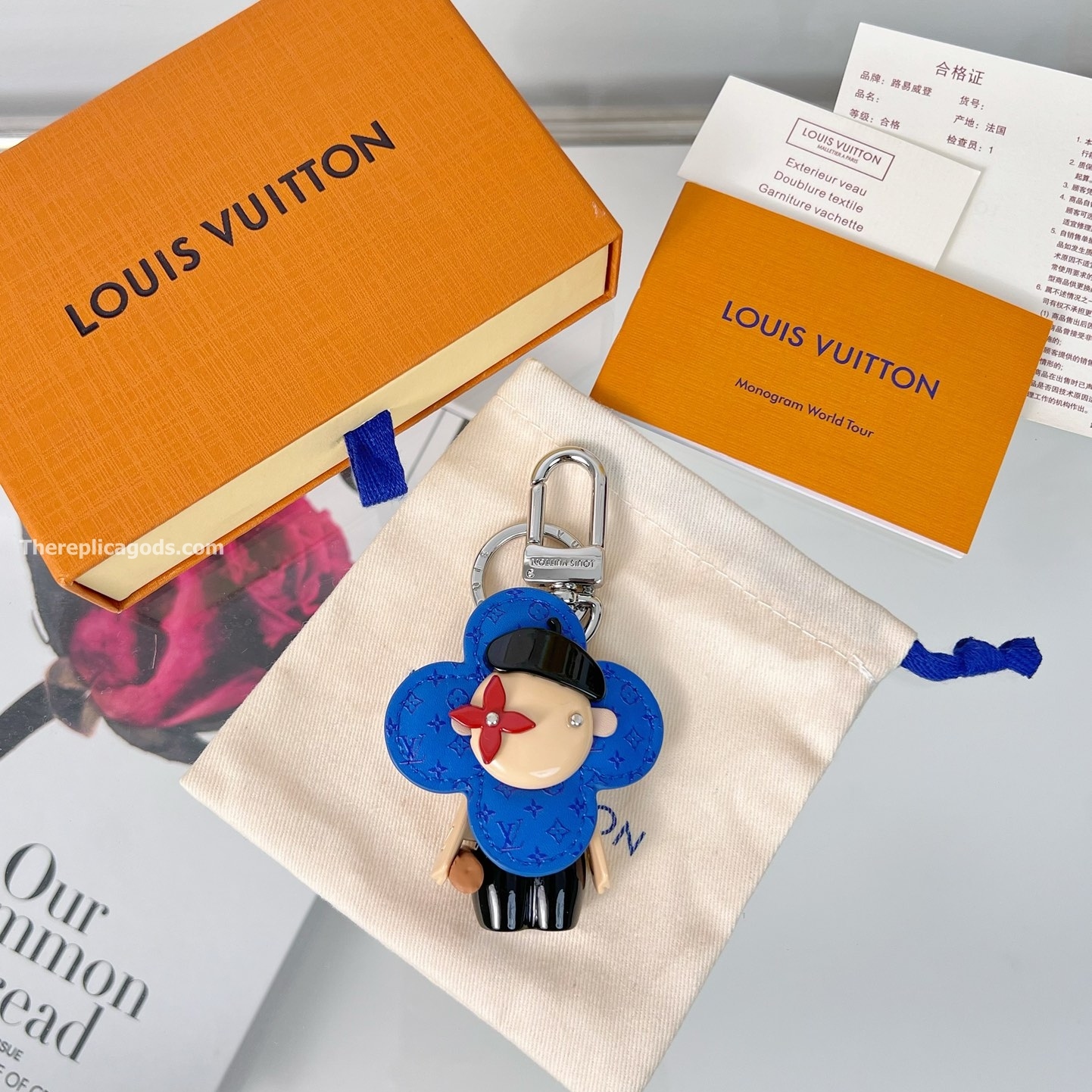 VIVIENNE IN PARIS BAG CHARM AND KEY HOLDER M01937