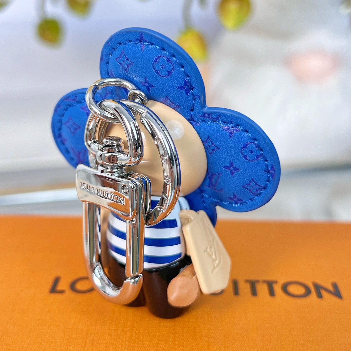 VIVIENNE IN PARIS BAG CHARM AND KEY HOLDER M01937