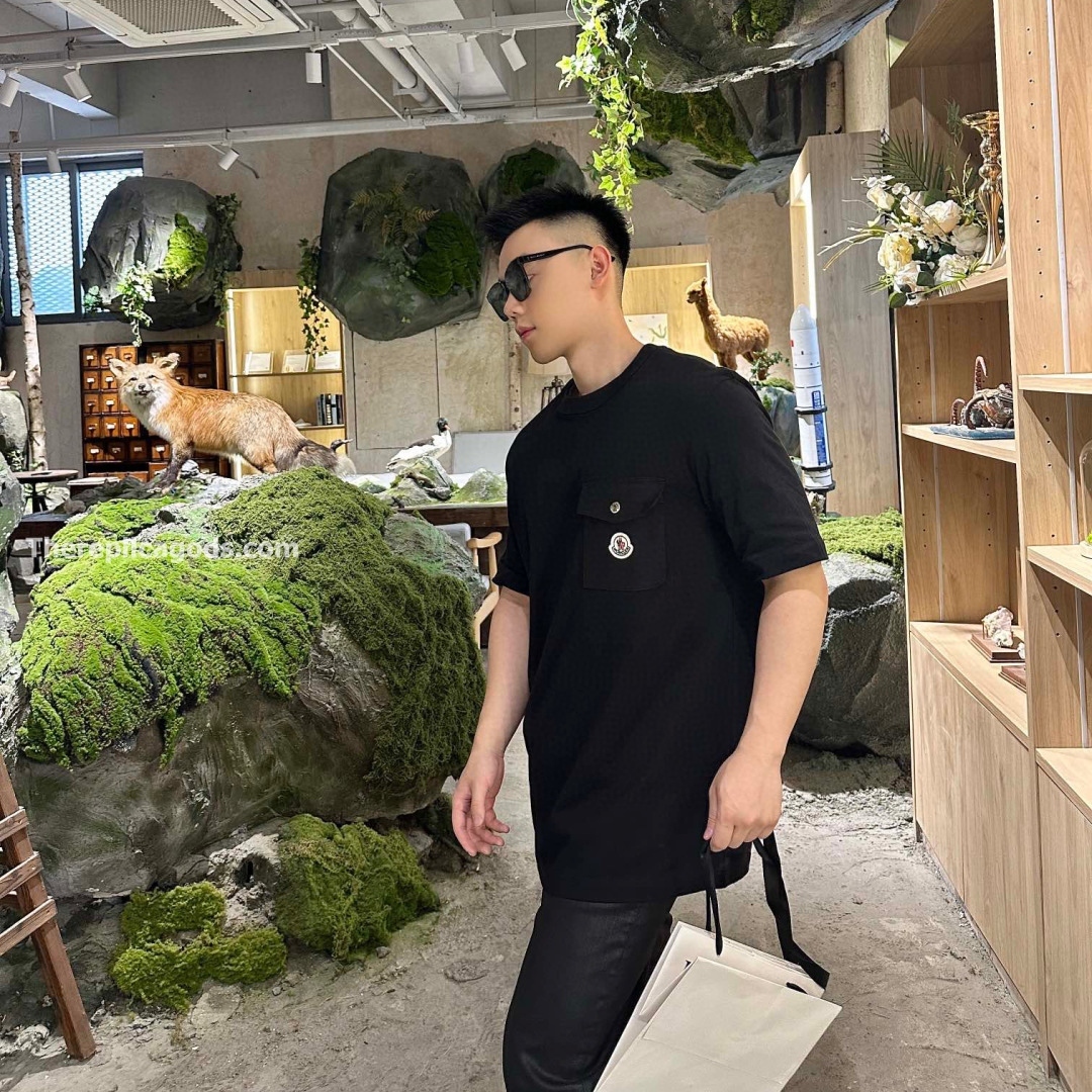 FRONT POCKET LOGO T-SHIRT IN BLACK - TP590