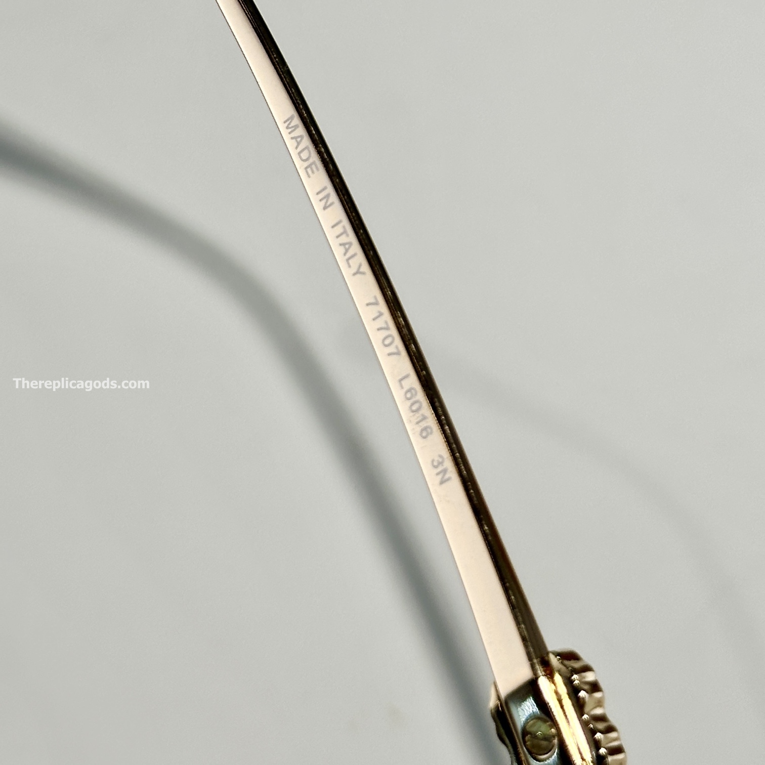 RECTANGLE SUNGLASSES IN BLACK AND GOLD CH71707 - SG196