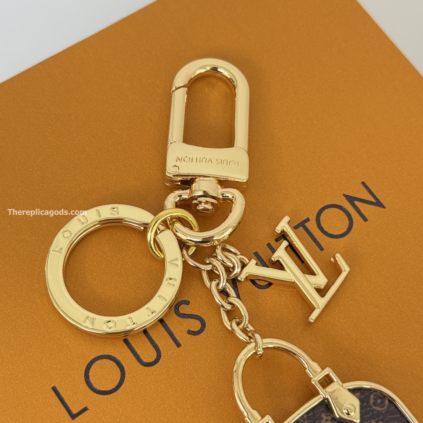 ALMA BAG CHARM METAL WITH GOLD-COLOUR FINISH M01799