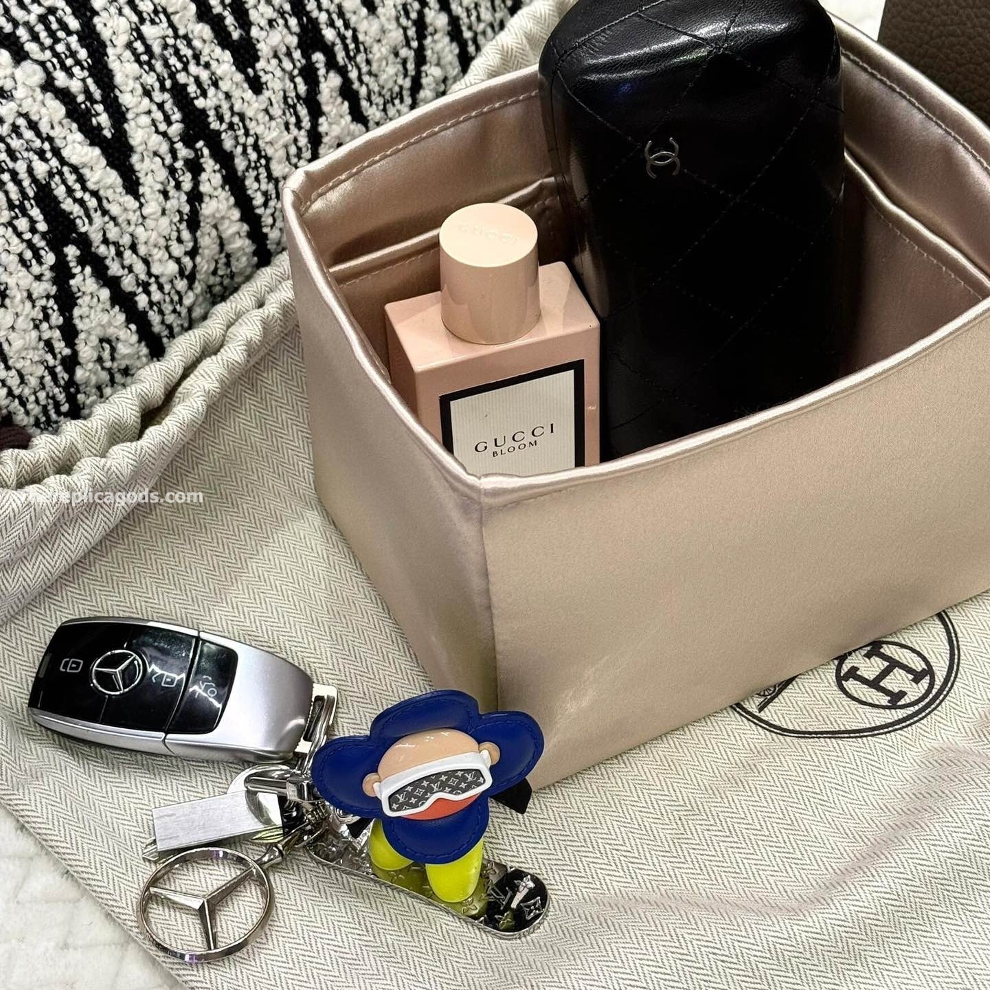 VIVIENNE SNOWBOARD BAG CHARM AND KEY HOLDER