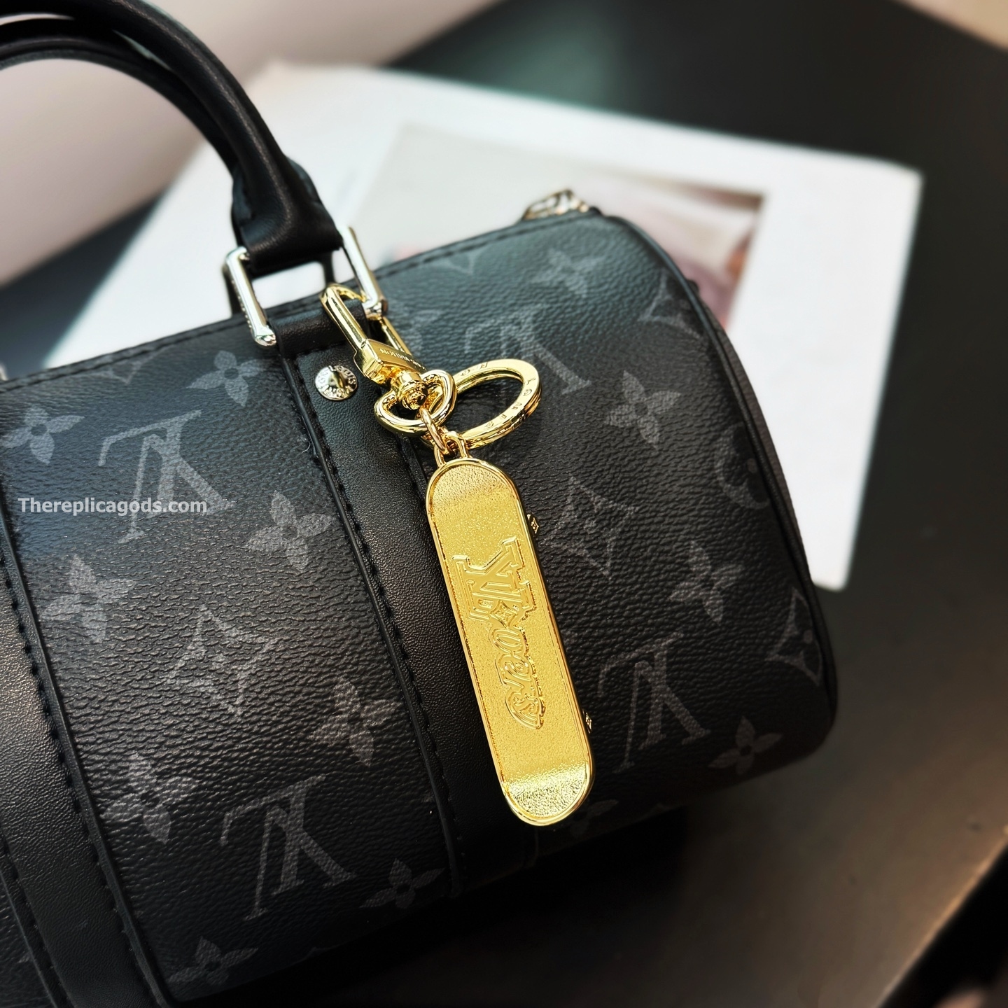 SKATE KEY HOLDER AND BAG CHARM M02187
