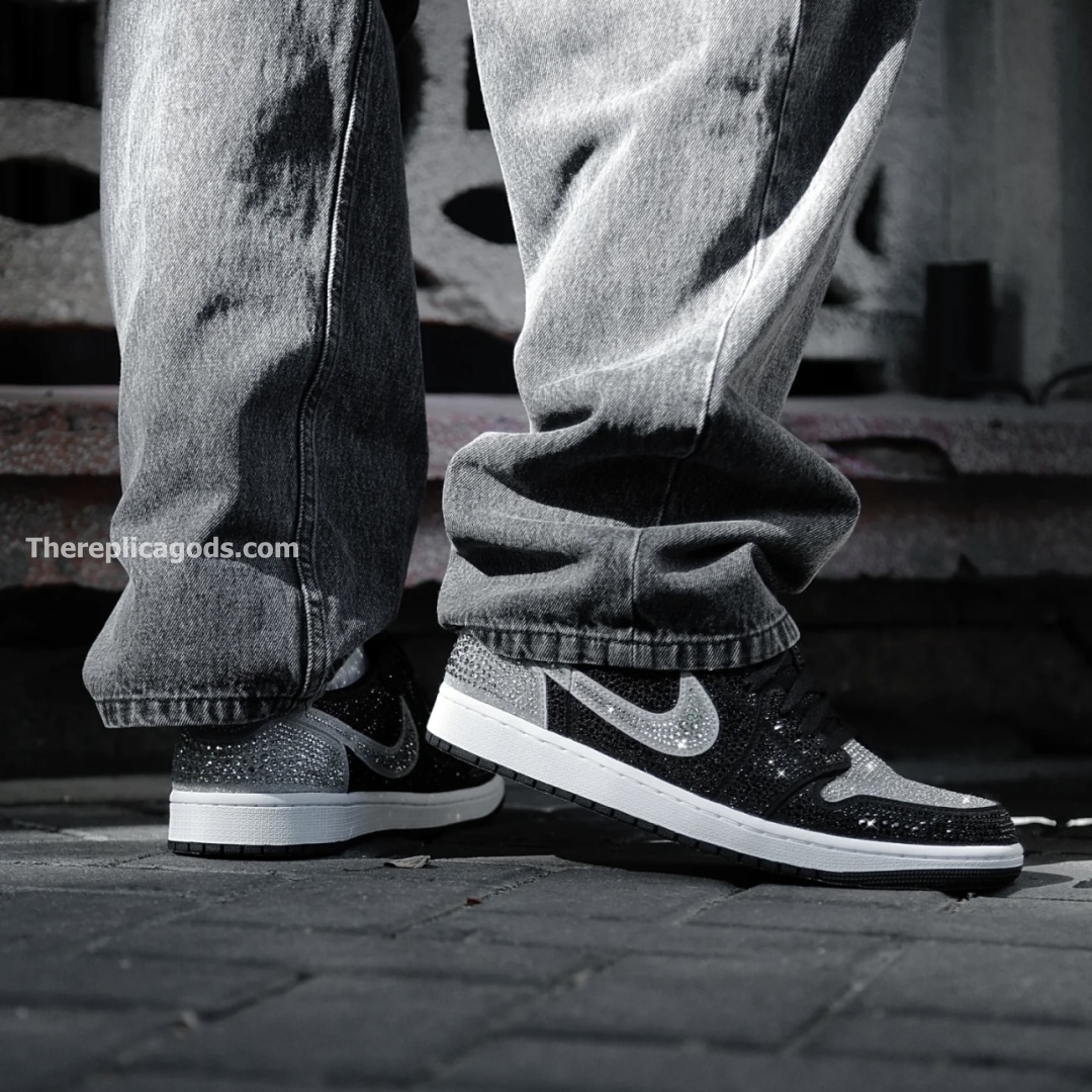 SWAROVSKI X AIR JORDAN 1 LOW OG CRYSTAL