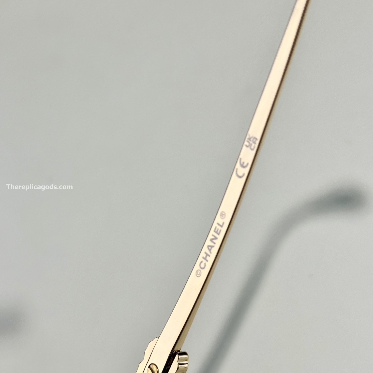 RECTANGLE SUNGLASSES IN BLACK AND GOLD CH71707 - SG196