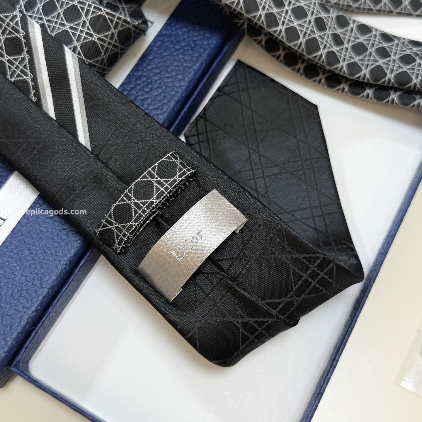 STRIPED CANNAGE TIE BLACK, GRAY AND WHITE SILK