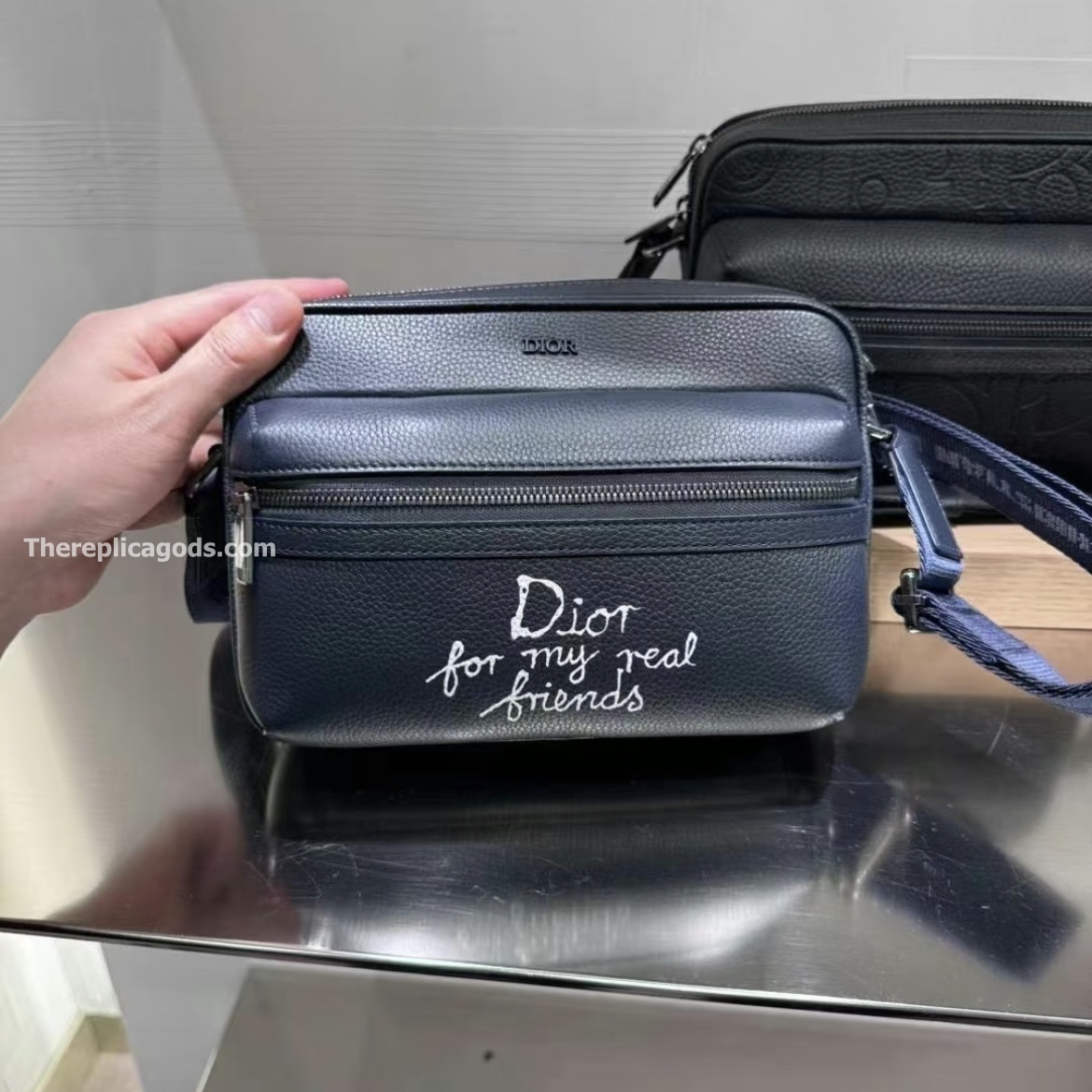 AND HYLTON NEL RIDER 2.0 ZIPPED MESSENGER BAG NAVY BLUE GRAINED CALFSKIN WITH WHITE PRINT