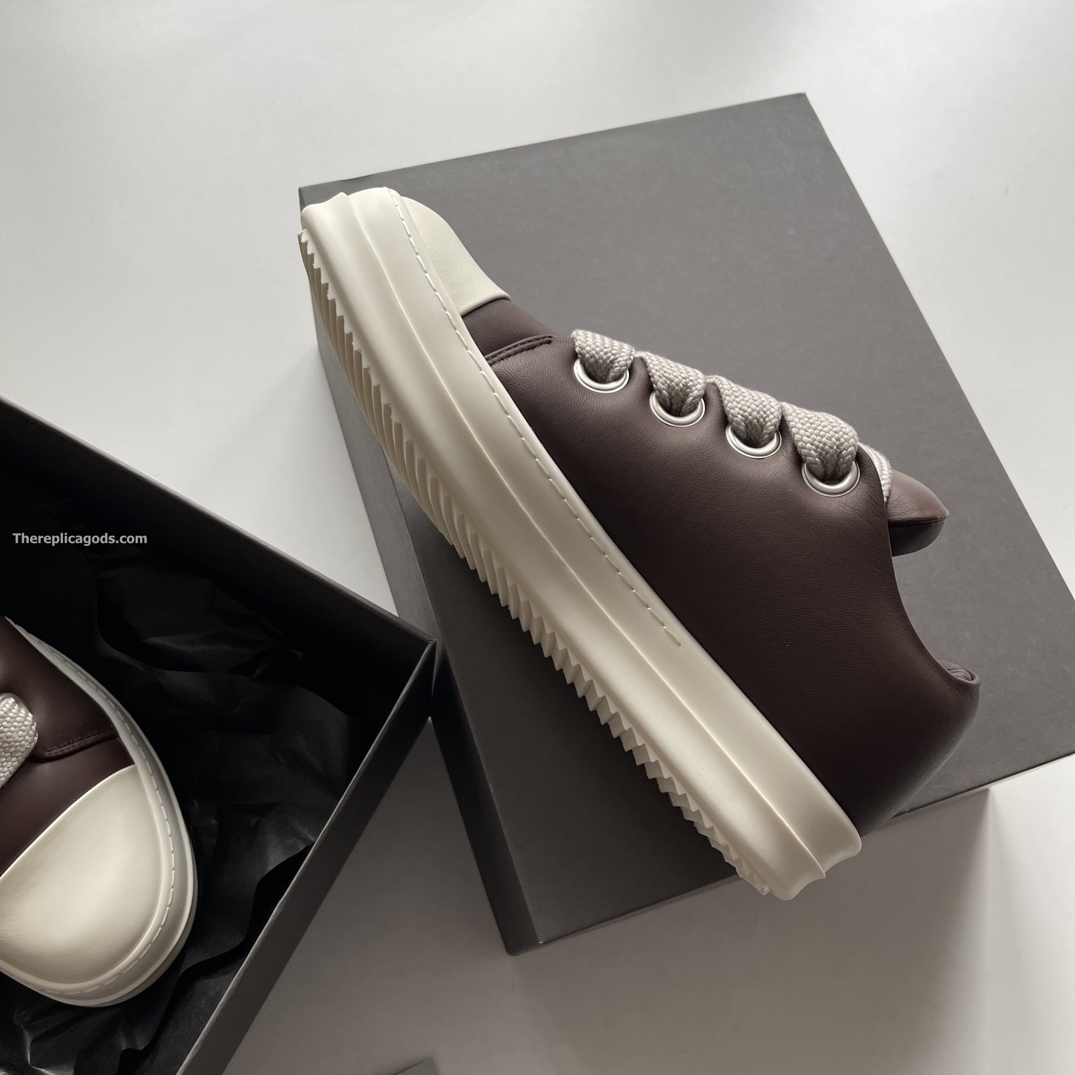 JUMBO LACE PADDED LOW SNEAKERS IN BROWN - RO36