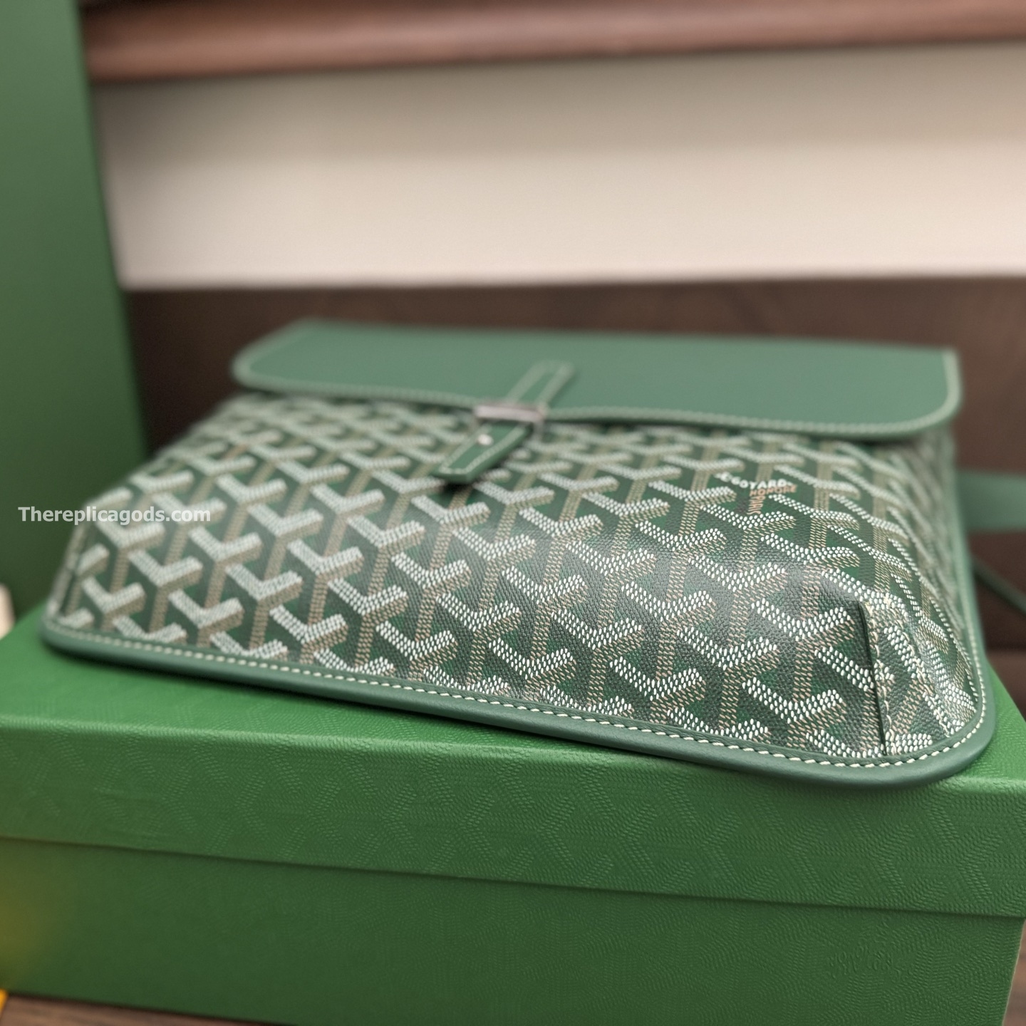 COURSIER MESSENGER BAG IN GREEN