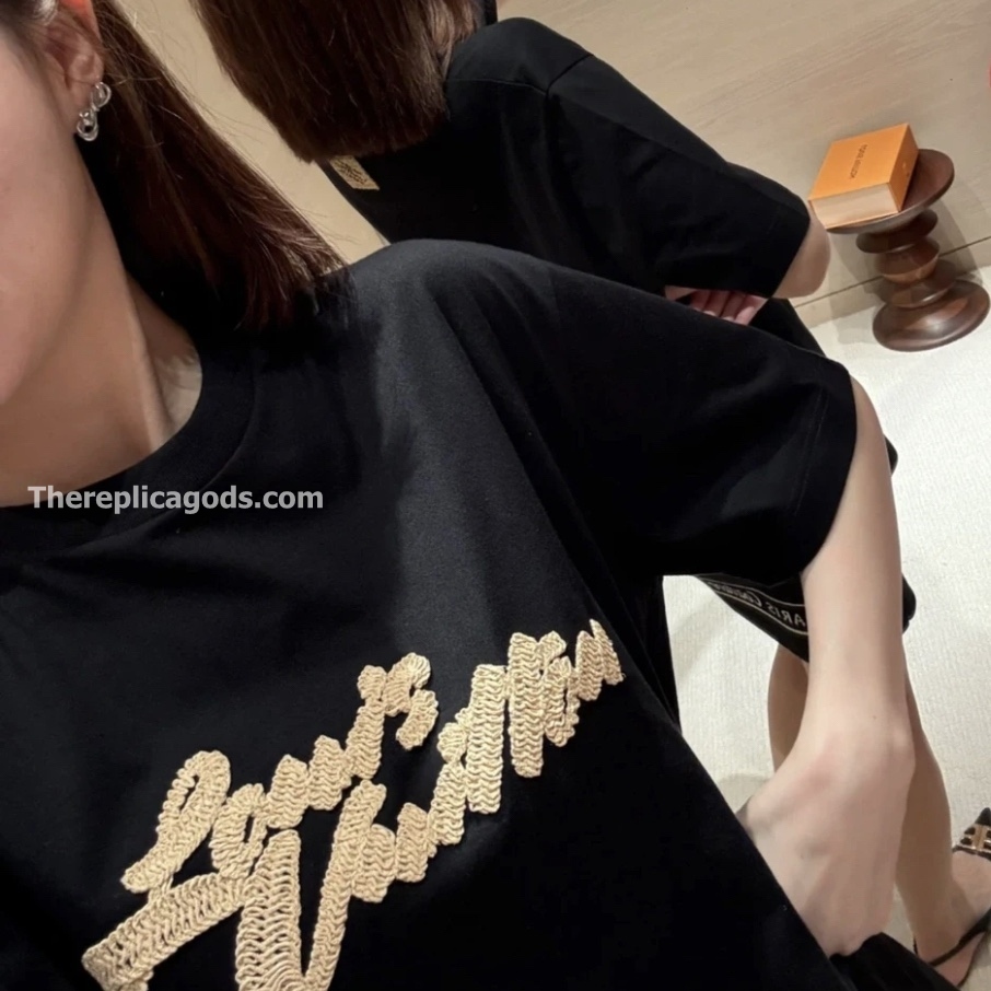 EMBROIDERED SIGNATURE T-SHIRT IN BLACK - TP662