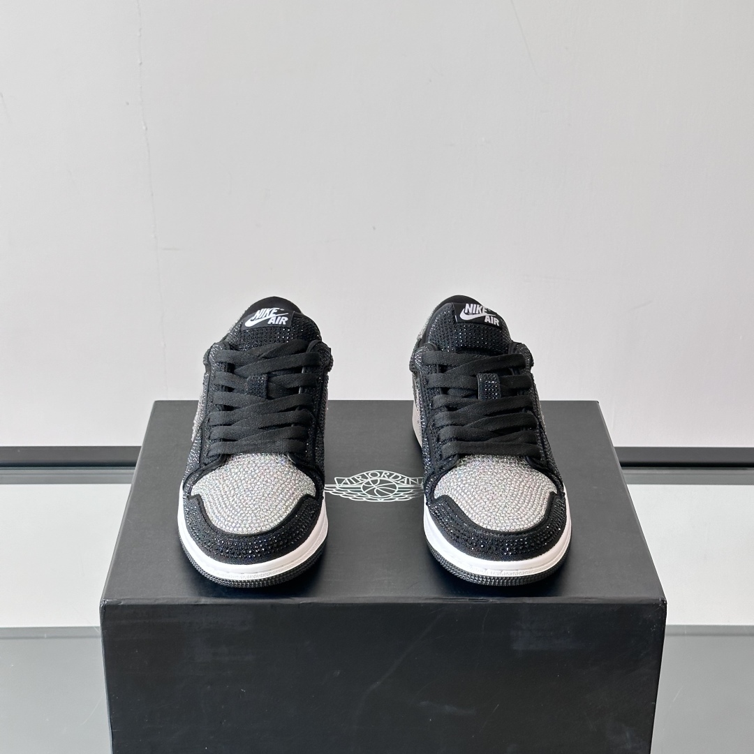 SWAROVSKI X AIR JORDAN 1 LOW OG CRYSTAL