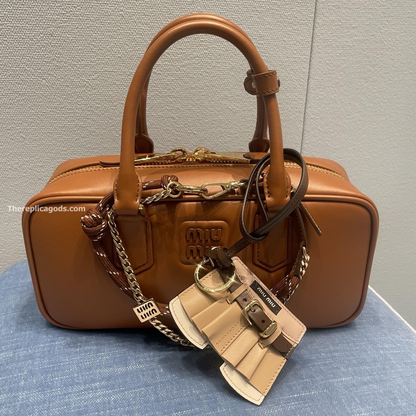 LEATHER KEYCHAIN TRICK IN BEIGE