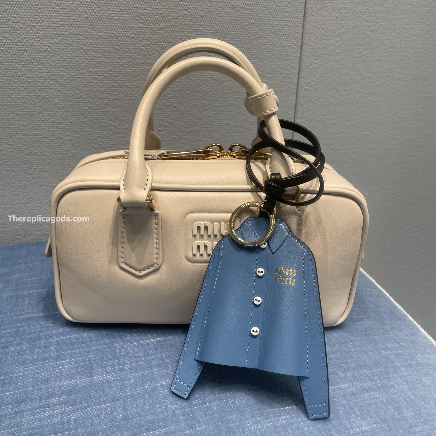 LEATHER SHIRT KEYCHAIN IN BLUE