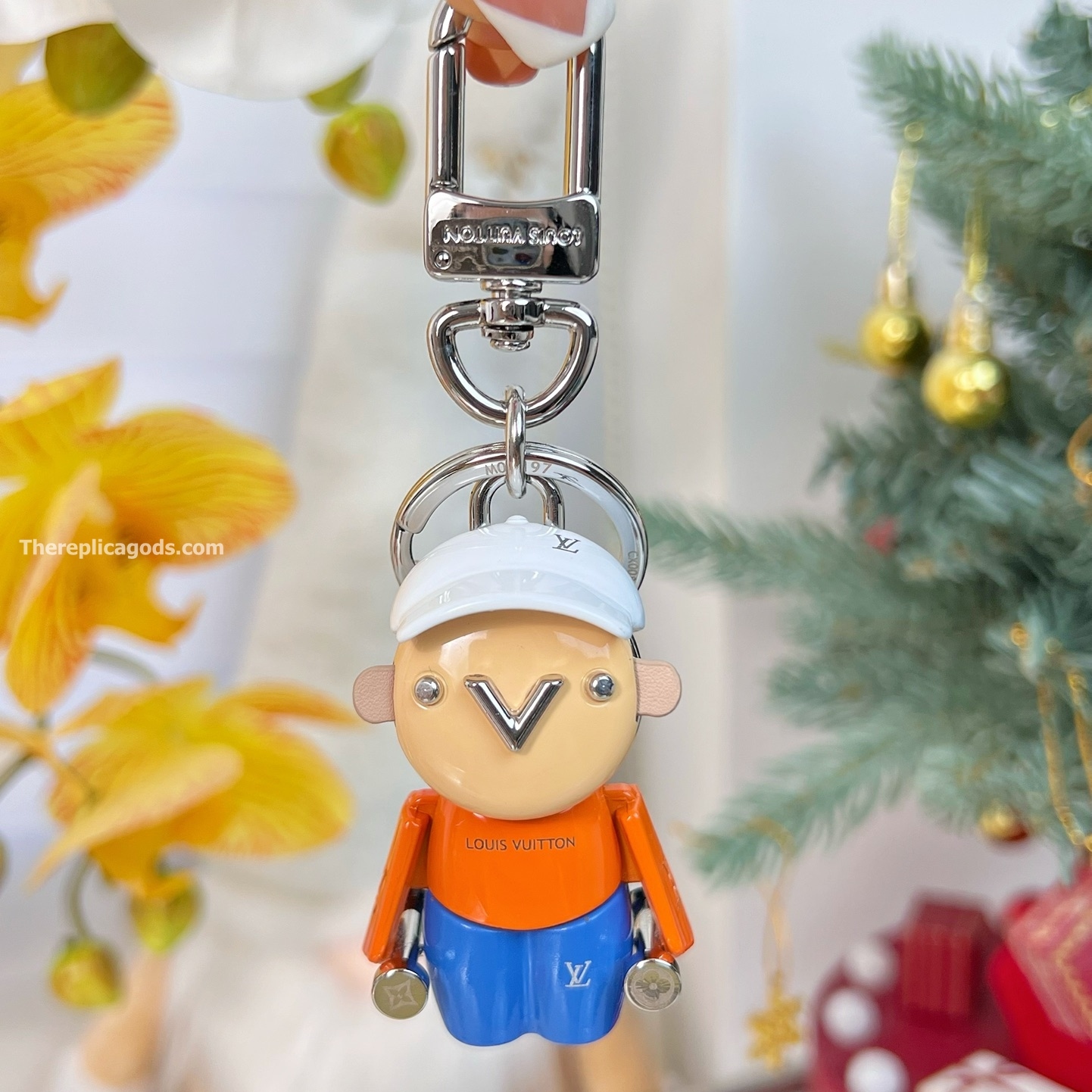 VIVIENNE GYM BAG CHARM AND KEY HOLDER M01197