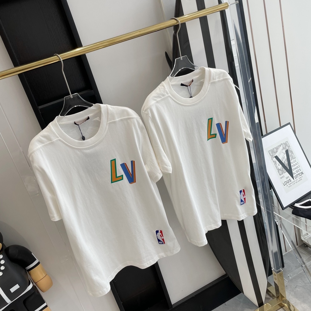 LV x NBA BASKETBALL SHORT-SLEEVED T-SHIRT IN WHITE - TP582