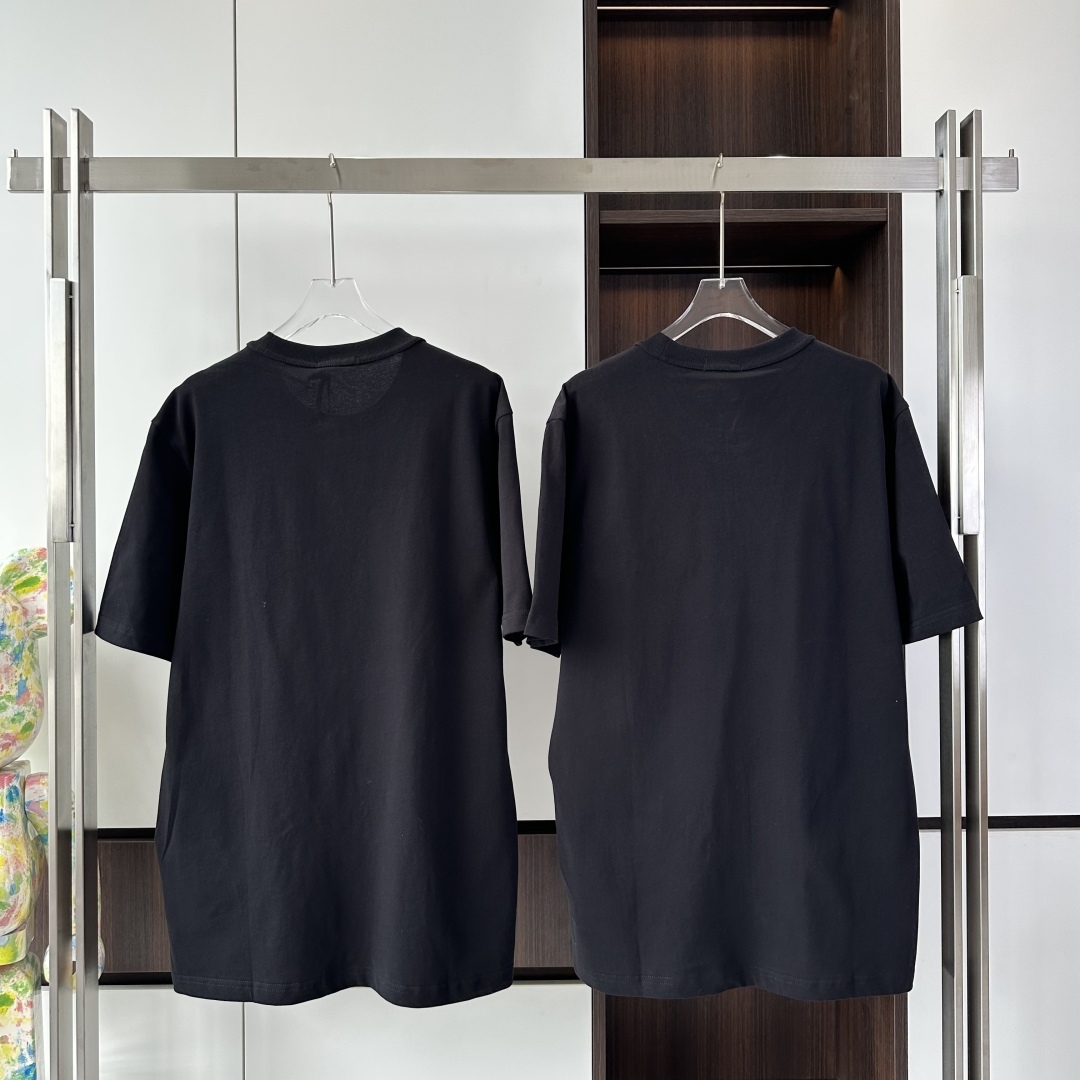 FRONT POCKET LOGO T-SHIRT IN BLACK - TP590