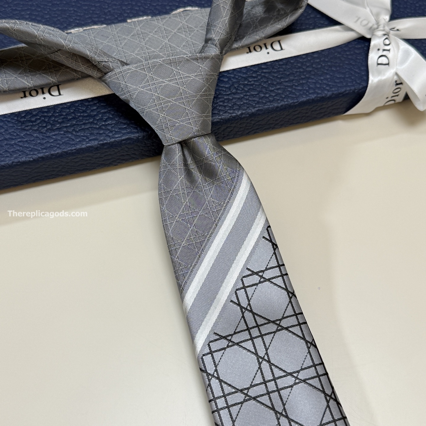 STRIPED CANNAGE TIE GRAY, WHITE AND DEEP GRAY SILK