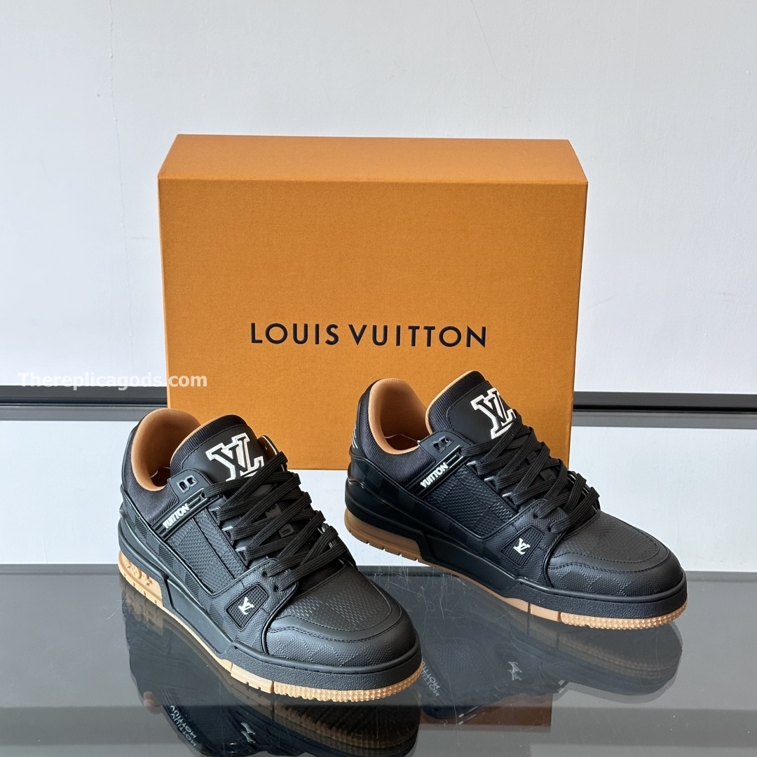 TRAINER SNEAKERS IN BLACK - LV938