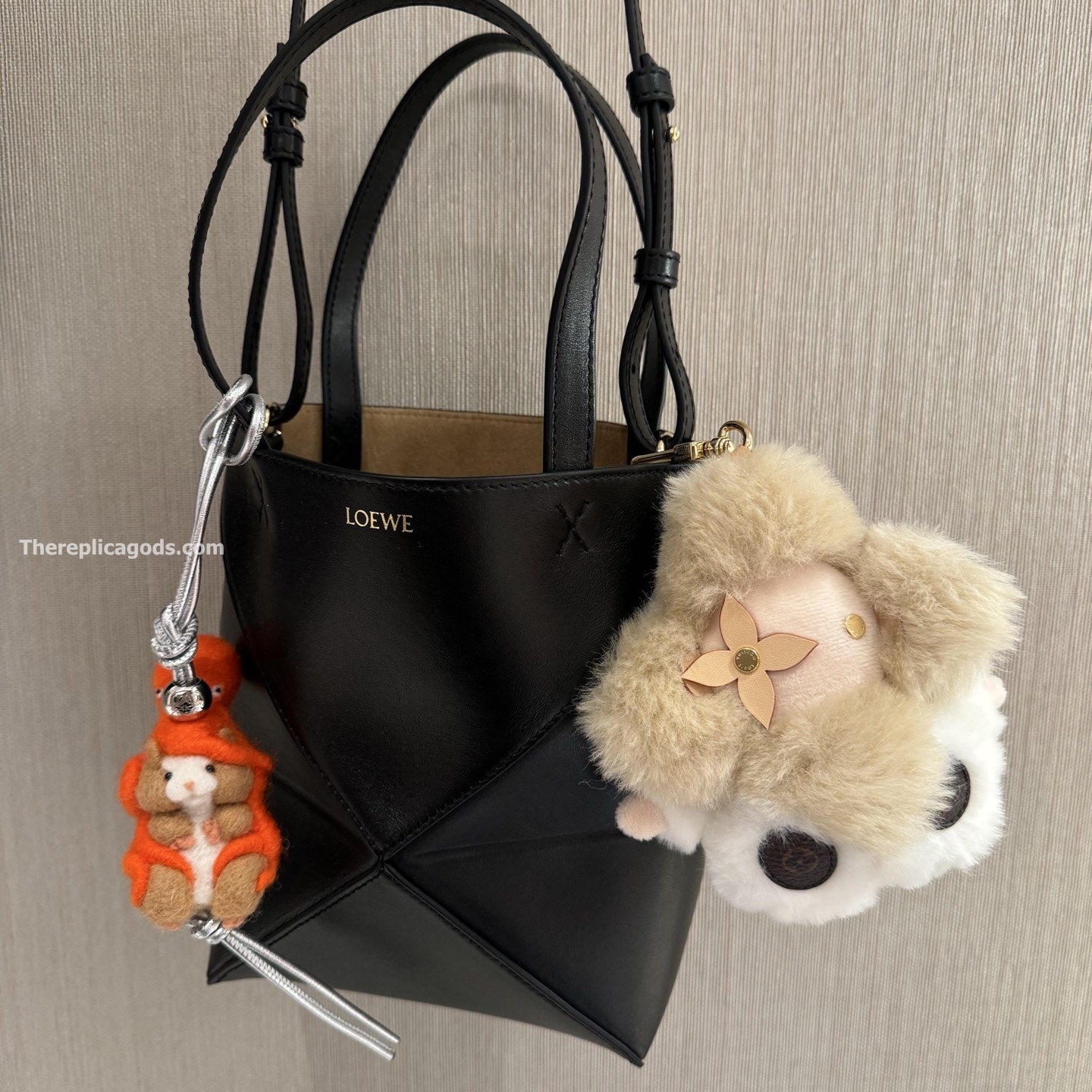 MY VIVIENNE BAG CHARM IN GREY AND WHITE M02324