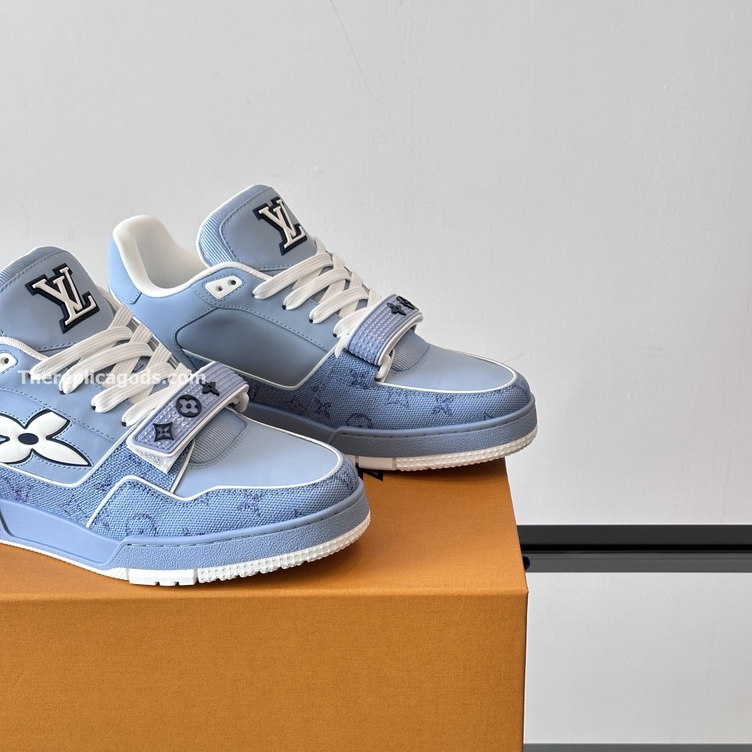 TRAINER SNEAKERS IN LIGHT BLUE - LV956