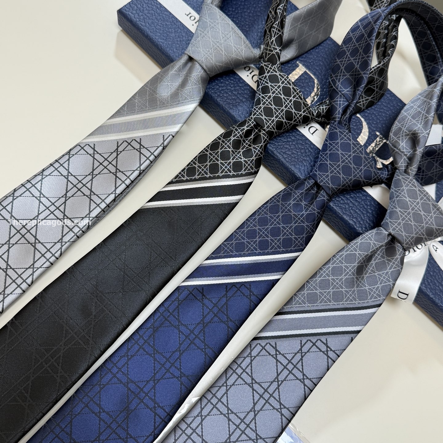 STRIPED CANNAGE TIE GRAY, WHITE AND DEEP GRAY SILK