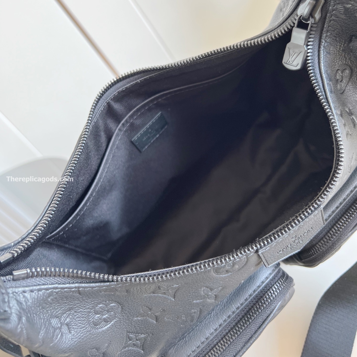 HOBO CARGO BAG BLACK MONOGRAM SHADOW M14778