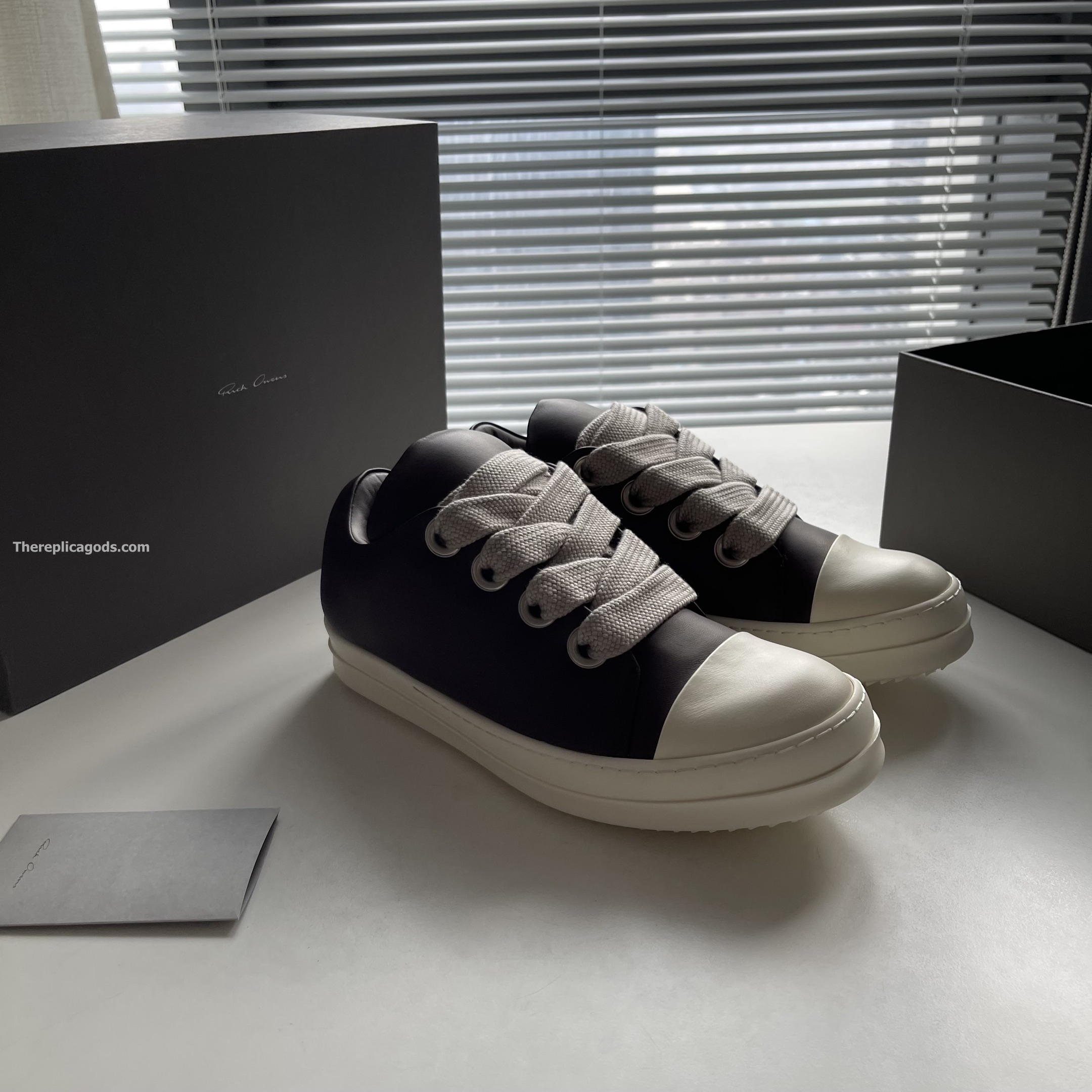 JUMBO LACE PADDED LOW SNEAKERS IN BROWN - RO36