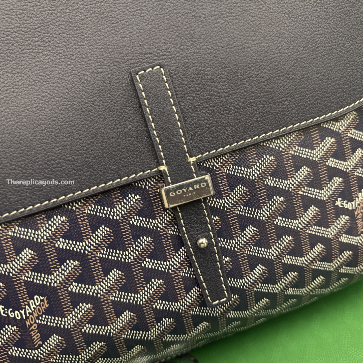 COURSIER MESSENGER BAG IN NAVY BLUE
