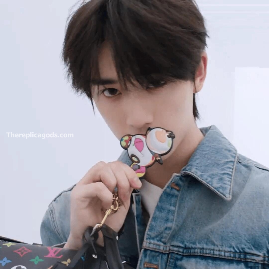 X TM SUPERFLAT PANDA KEY HOLDER M02467