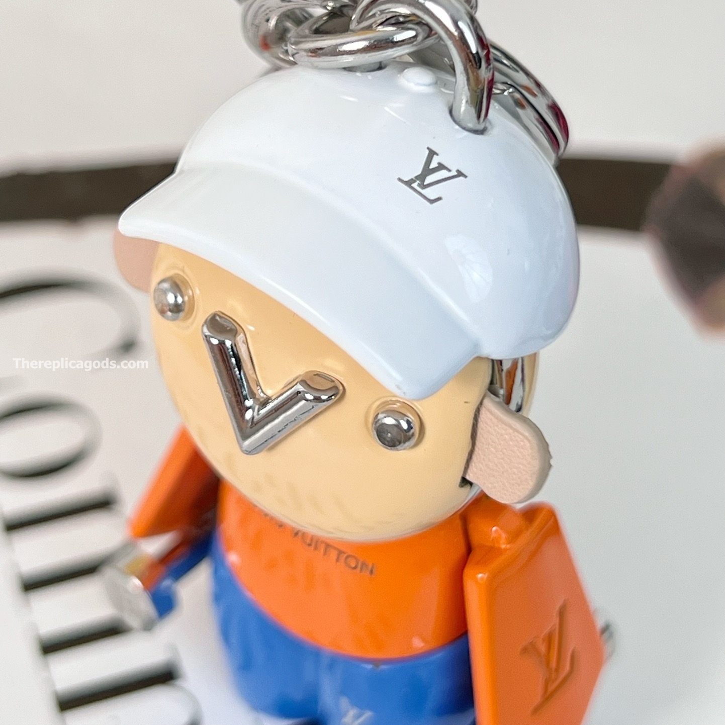 VIVIENNE GYM BAG CHARM AND KEY HOLDER M01197