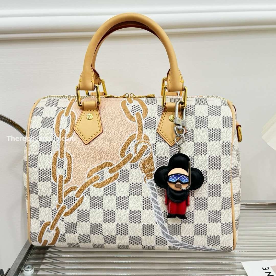 VIVIENNE DIVER BAG CHARM AND KEY HOLDER M00748
